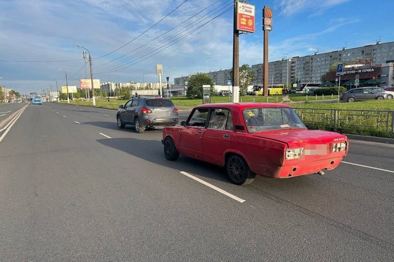 Легковушки столкнулись на улице Можайского в Твери