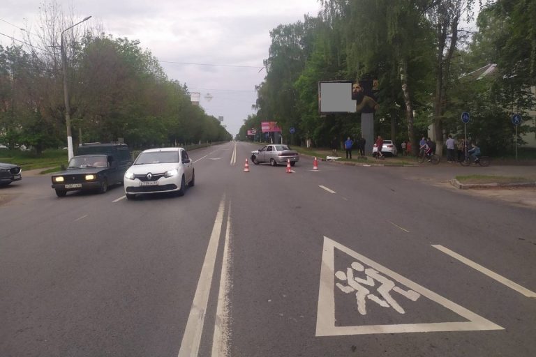Легковушка вылетела на тротуар в результате ДТП в Твери