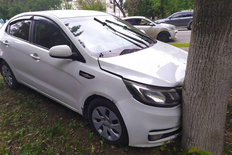Легковушка вылетела на тротуар в результате ДТП в Твери