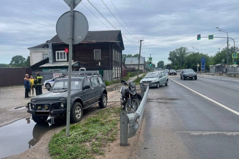 Несовершеннолетний мотоциклист пострадал в тройном ДТП в Тверской области