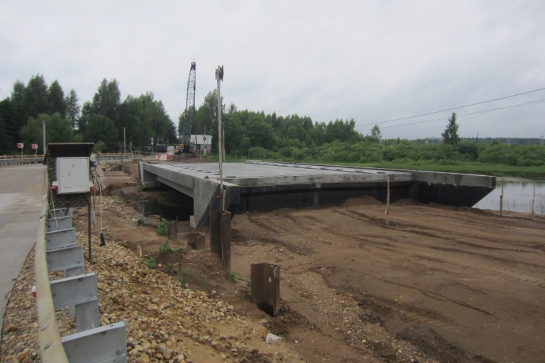 В Тверской области продолжают реконструировать мост через реку Ведемья