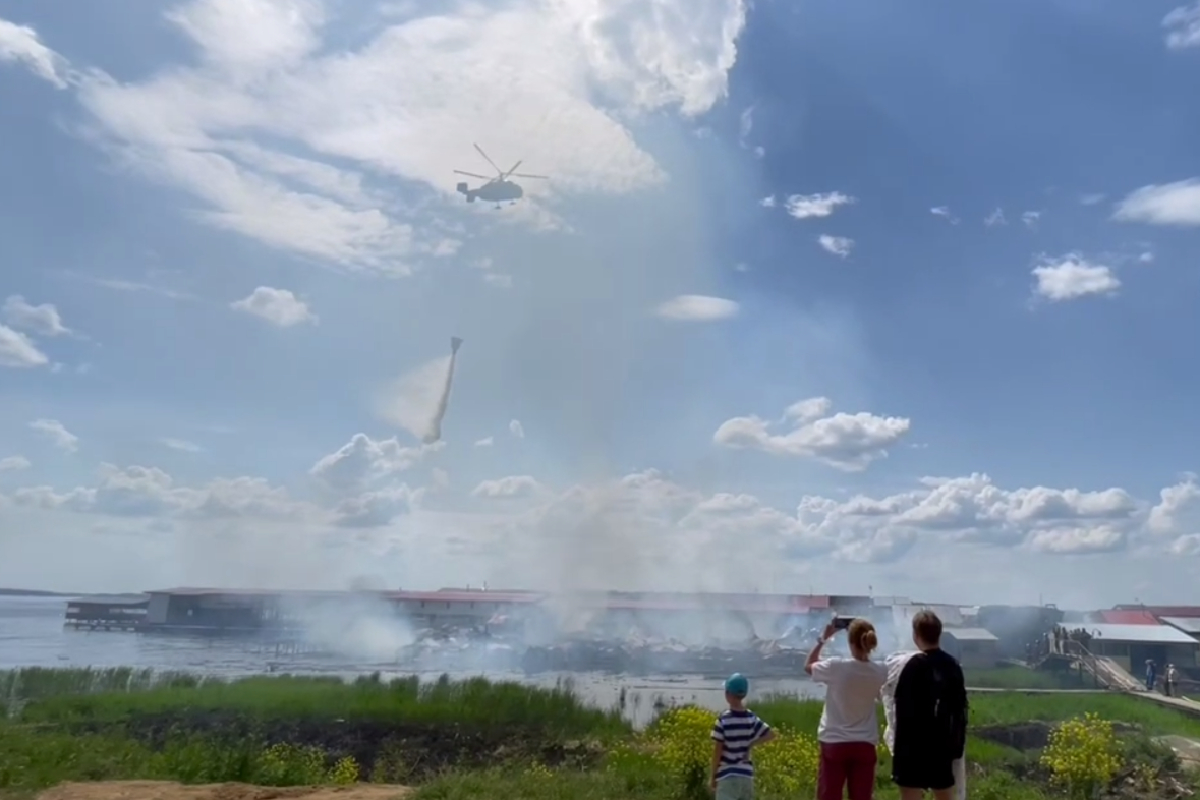 Более 40 тонны воды и вертолёт: в Тверской области ликвидировали крупный пожар