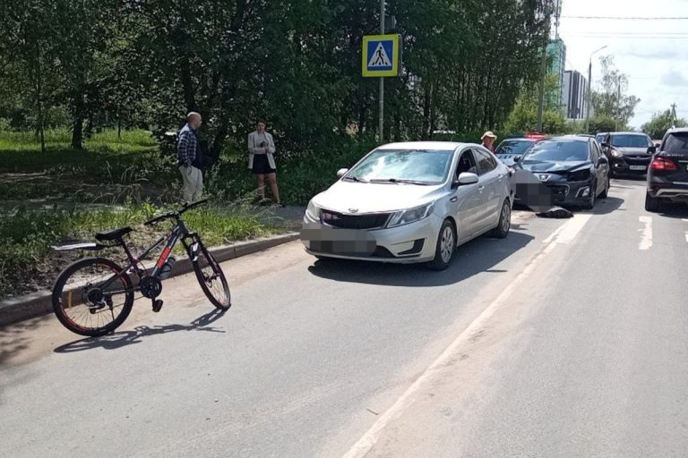 В Твери на пешеходном переходе сбили 15-летнюю девочку с велосипедом