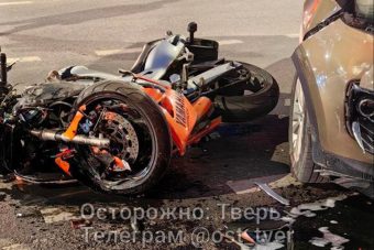 На ночной дороге в Твери мотоциклист врезался в кроссовер