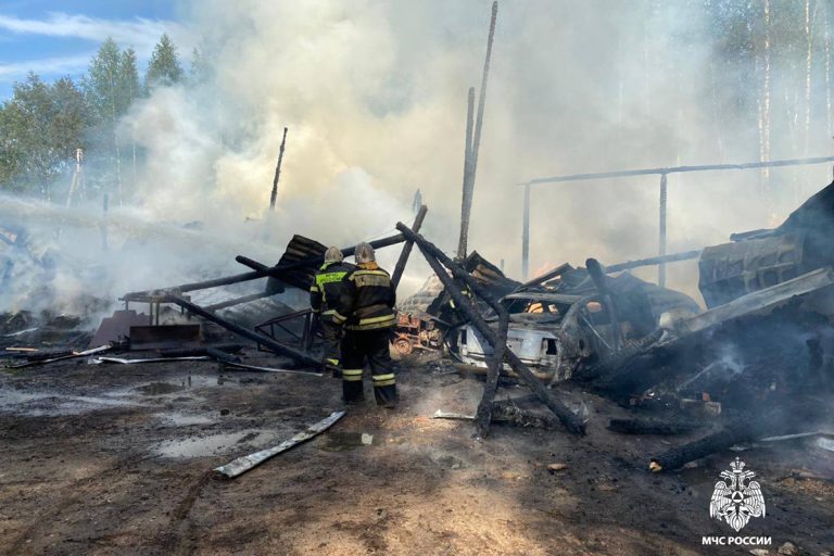 После пожара на турбазе в Тверской области мужчину доставили в больницу