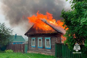 Жилой дом полыхал в Тверской области
