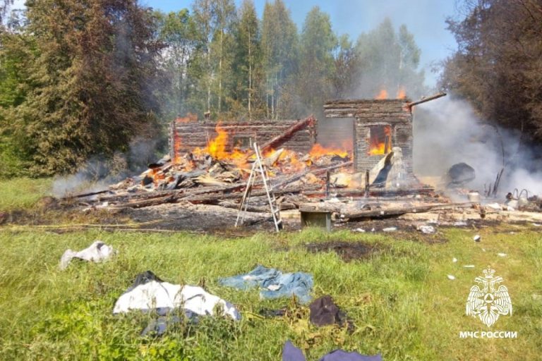 Дачный дом сгорел в Тверской области