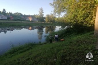 Труп молодого мужчины обнаружили в реке в Тверской области
