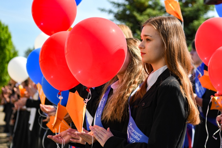 Губернатор Руденя поздравил выпускников Тверской области с получением школьных аттестатов