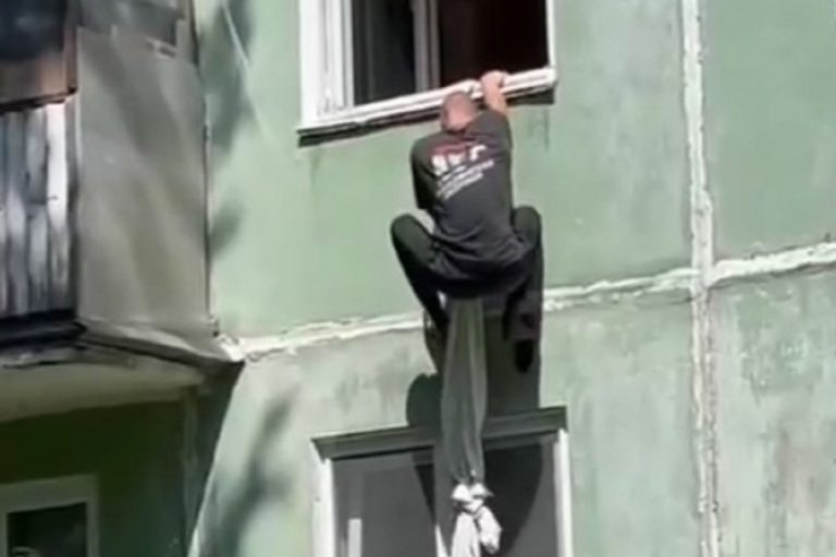 Житель Твери спускался из окна квартиры по связанным простыням