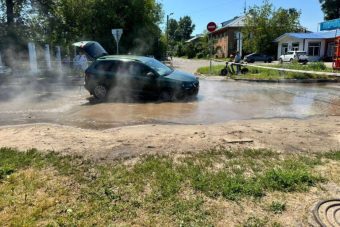 В Твери легковой автомобиль провалился в яму с горячей водой