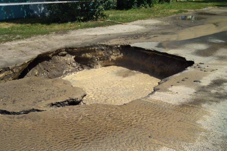 Скончался сотрудник МЧС, спасавший людей из машины в яме с кипятком в Твери