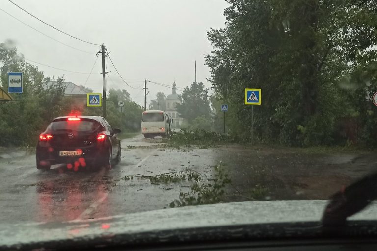 Ураган обрушился на город Тверской области, погрузив его в коммунальный хаос