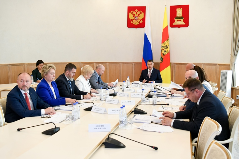 В учреждения здравоохранения Тверской области поступят передвижные мобильные комплексы и машины скорой помощи