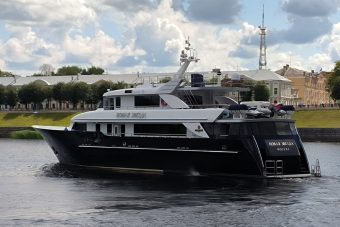 В Твери проплывала одна из самых дорогих яхт России В Твери проплывала одна из самых дорогих яхт России