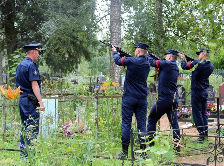 В Тверской области простились с погибшим в зоне СВО гранатометчиком