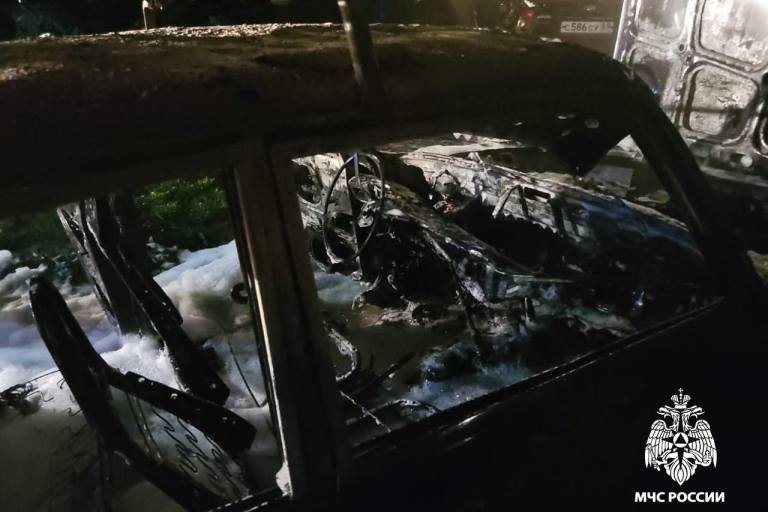 В Нелидове пожарным пришлось тушить загоревшуюся легковушку В Нелидове пожарным пришлось тушить загоревшуюся легковушку