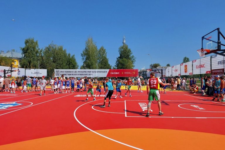 В Ржеве на торжественную церемонию открытия Центра уличного баскетбола прибыл известный спортсмен