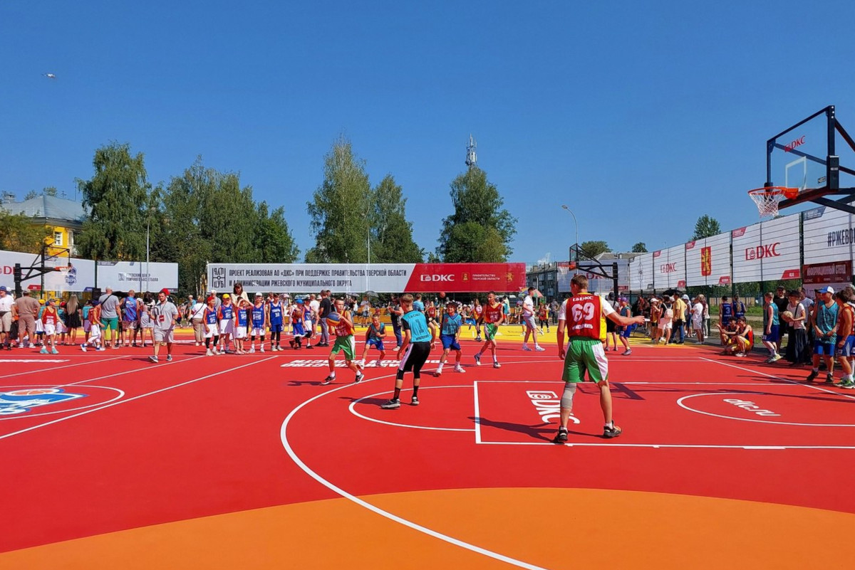 В Ржеве на торжественную церемонию открытия Центра уличного баскетбола прибыл известный спортсмен