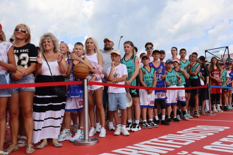 В Ржеве на торжественную церемонию открытия Центра уличного баскетбола прибыл известный спортсмен