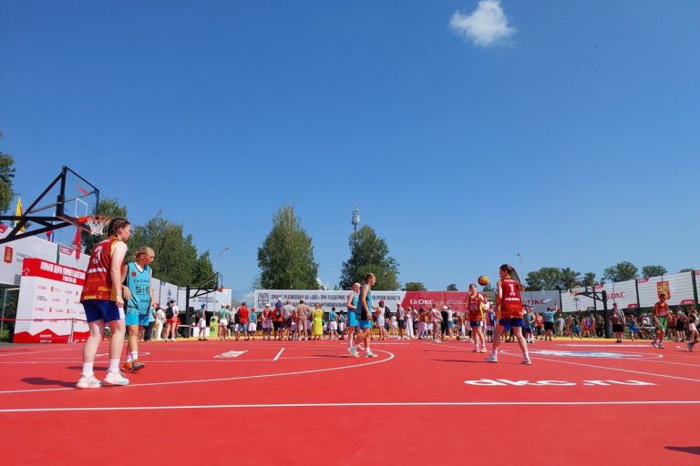 В Ржеве на торжественную церемонию открытия Центра уличного баскетбола прибыл известный спортсмен
