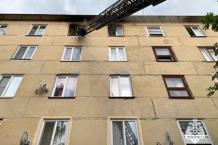 Более 30 человек эвакуировали из-за пожара в Тверской области