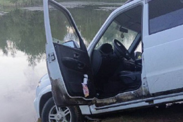 В Тверской области пьяный водитель задавил купавшуюся в пруду неизвестную женщину