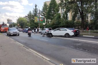 Несколько автомобилей столкнулись в Центральном районе Твери