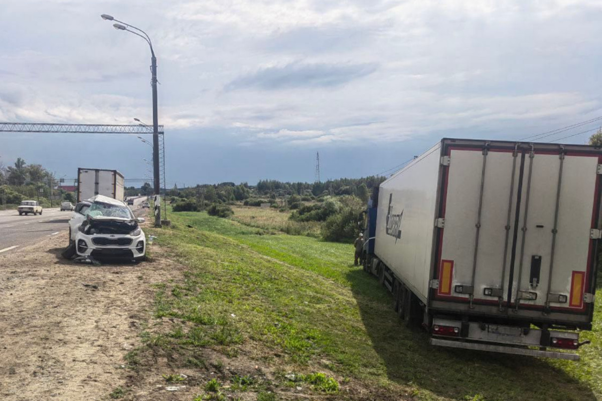 В Тверской области после столкновения с легковушкой фура вылетела в кювет