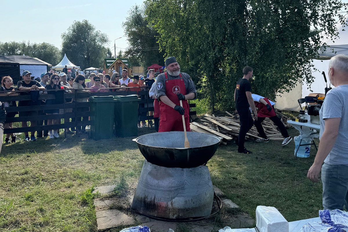 Известный шеф-повар приготовил в Твери огромный казан пушкинских Макарони от Гальяни