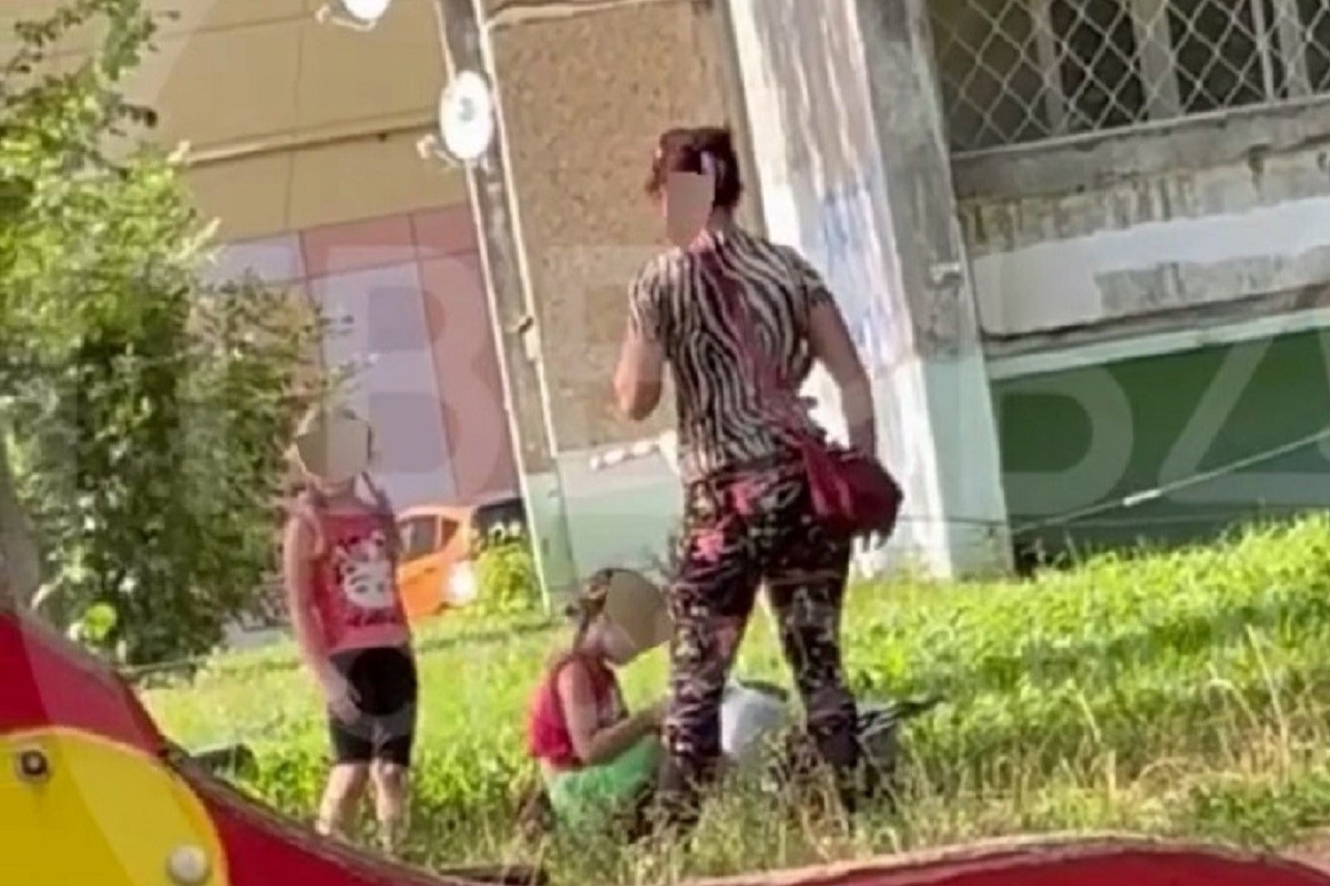 Женщина била малолетнюю девочку на игровой площадке в Твери