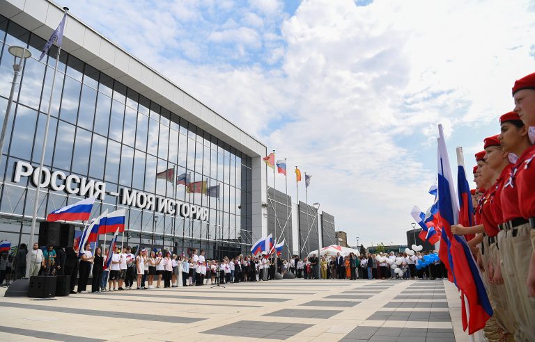 В Твери развернули 9-метровое полотнище Государственного флага России