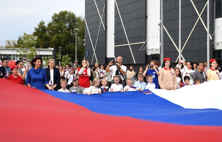 В Твери развернули 9-метровое полотнище Государственного флага России