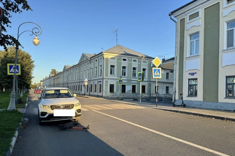 Девочку на электросамокате сбили в центре Твери