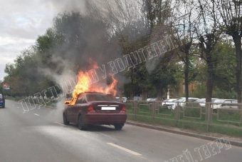 Легковушка вспыхнула на ходу в Заволжском районе Твери