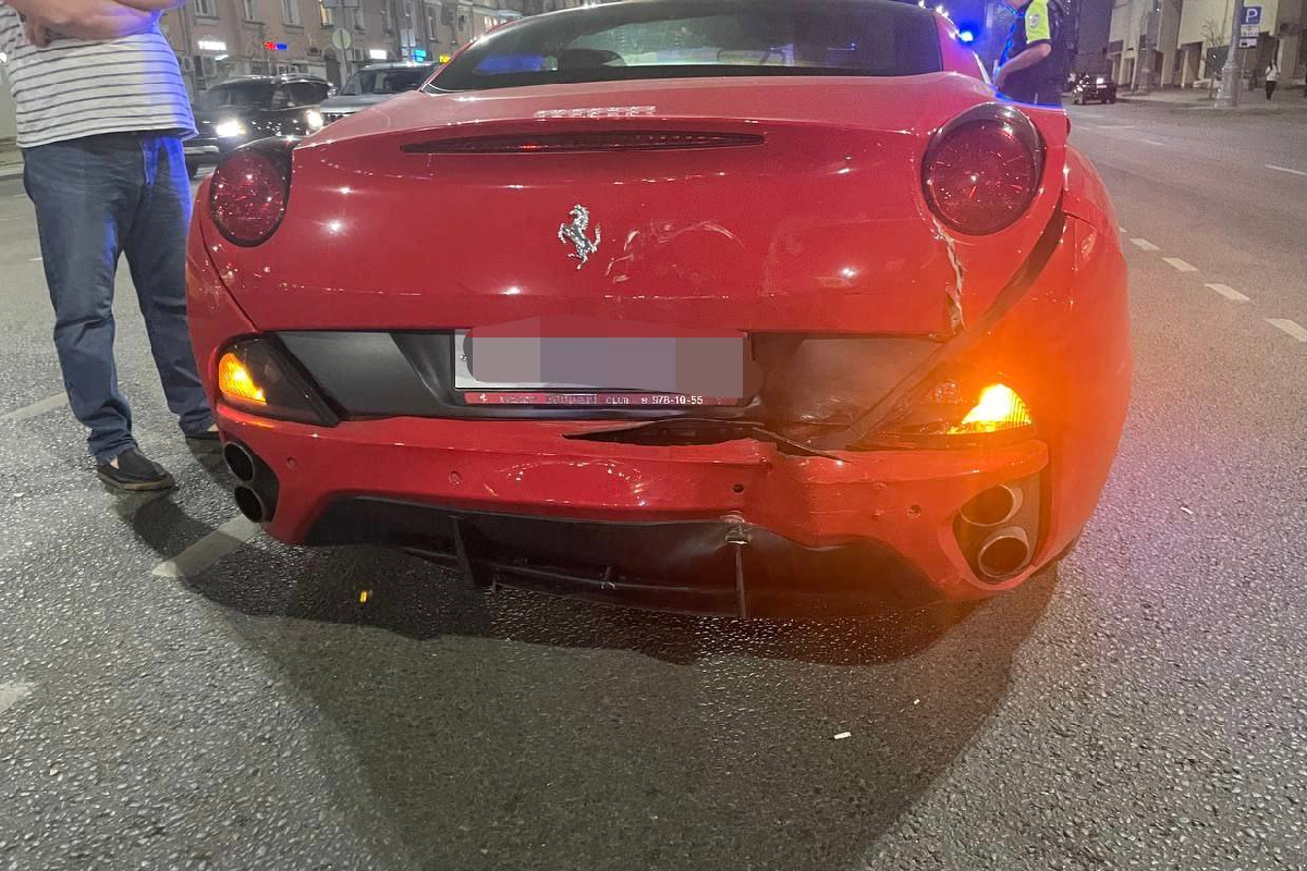Женщина попала в больницу после аварии с Ferrari в Твери