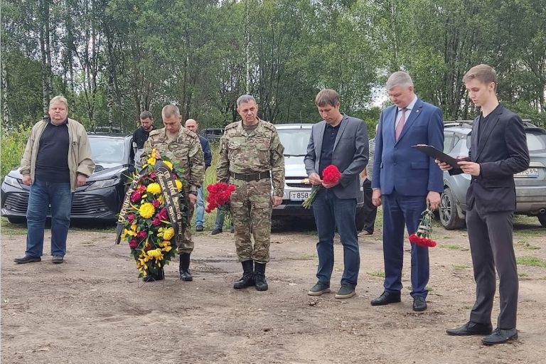 В Тверской области прозвучал траурный залп в честь погибшего в зоне СВО старшего лейтенанта В Тверской области прозвучал траурный залп в честь погибшего в зоне СВО старшего лейтенанта