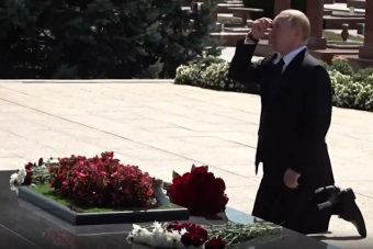 Президент России встал на колени в "Городе ангелов" Президент России встал на колени в "Городе ангелов"
