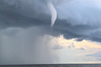 Над Рыбинским водохранилищем сняли на фото водяной смерч