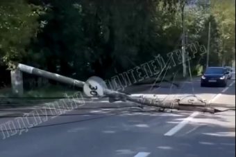 Опора ЛЭП упала на дорогу в Твери