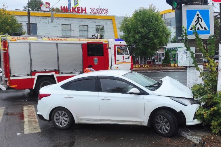 В Твери автомобиль такси протаранил мачту освещения