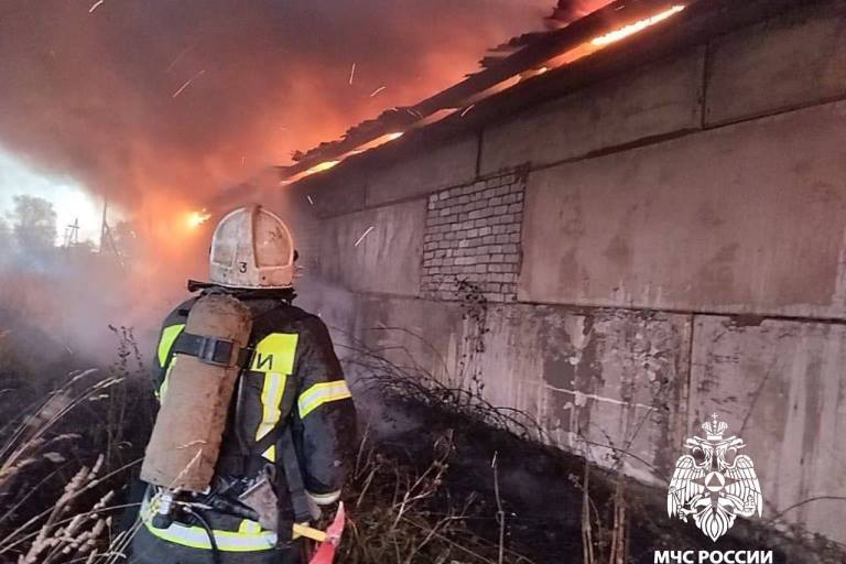 Зернохранилище полыхало под Тверью