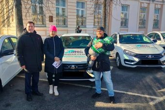 Тверские многодетные семьи получают сертификаты на автомобили