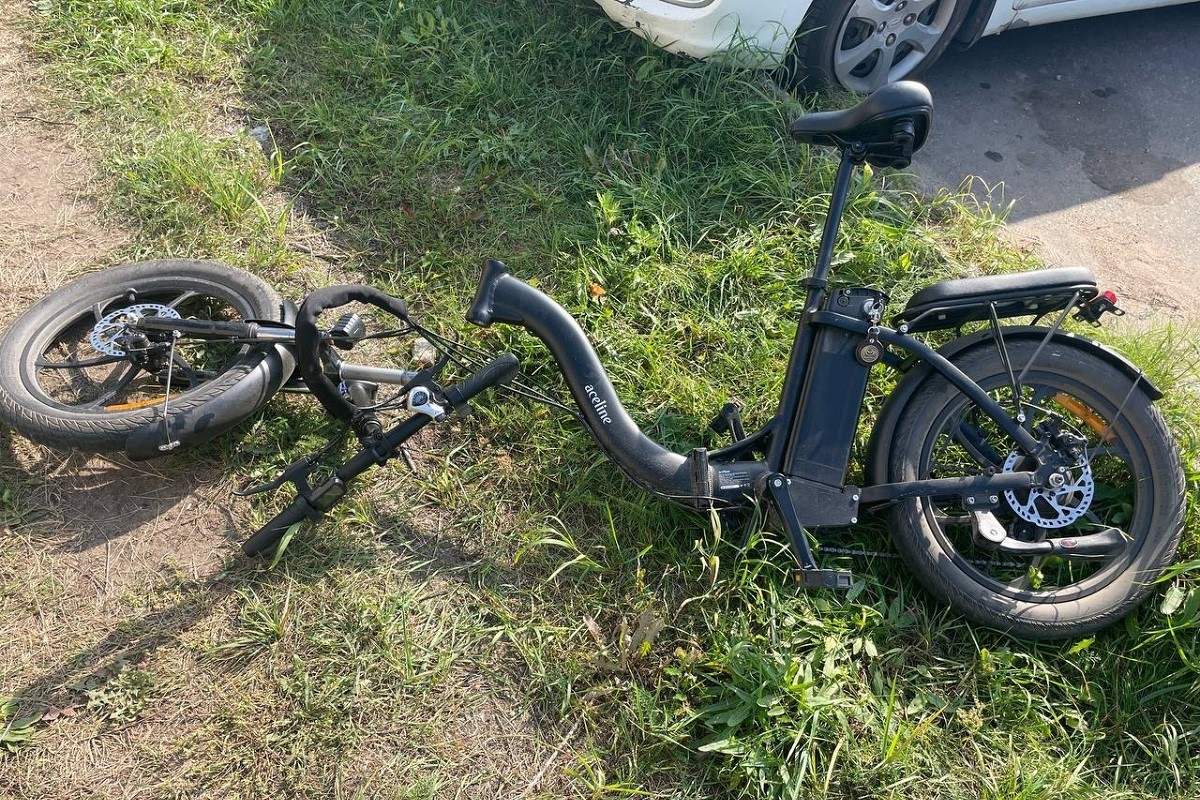 Легковушка и электровелосипед столкнулись в Тверской области