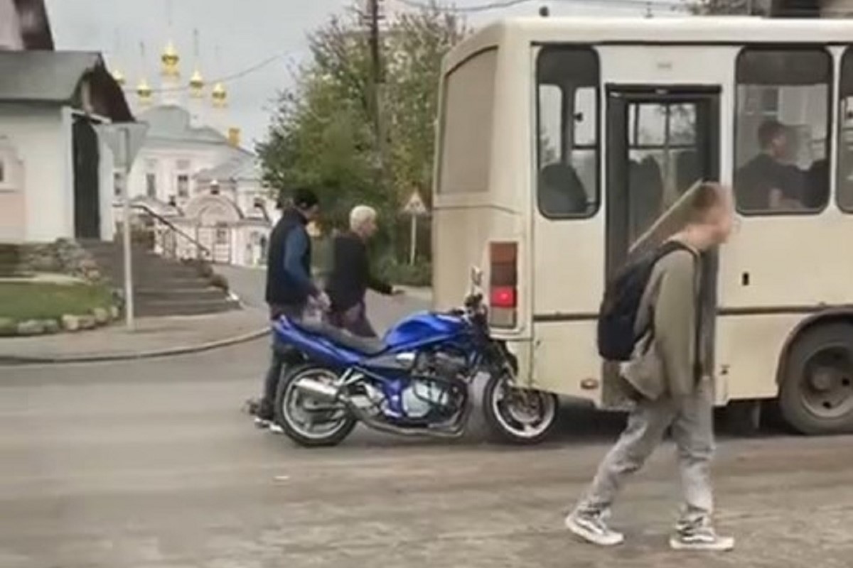 Мотоциклист догнал автобус в Тверской области