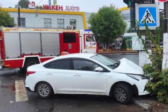 Легковушка врезалась в столб у автовокзала в Твери