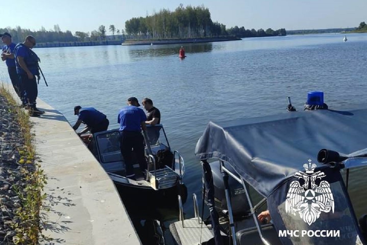 Моторная лодка врезалась в бетонное ограждение в Тверской области