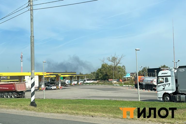 В Твери загорелся склад