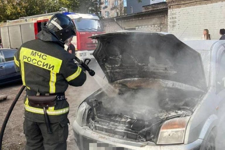 Легковушка горела в центре Твери