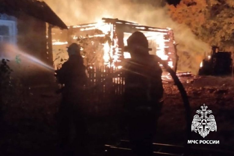 Дачный дом полыхал вечером в Тверской области